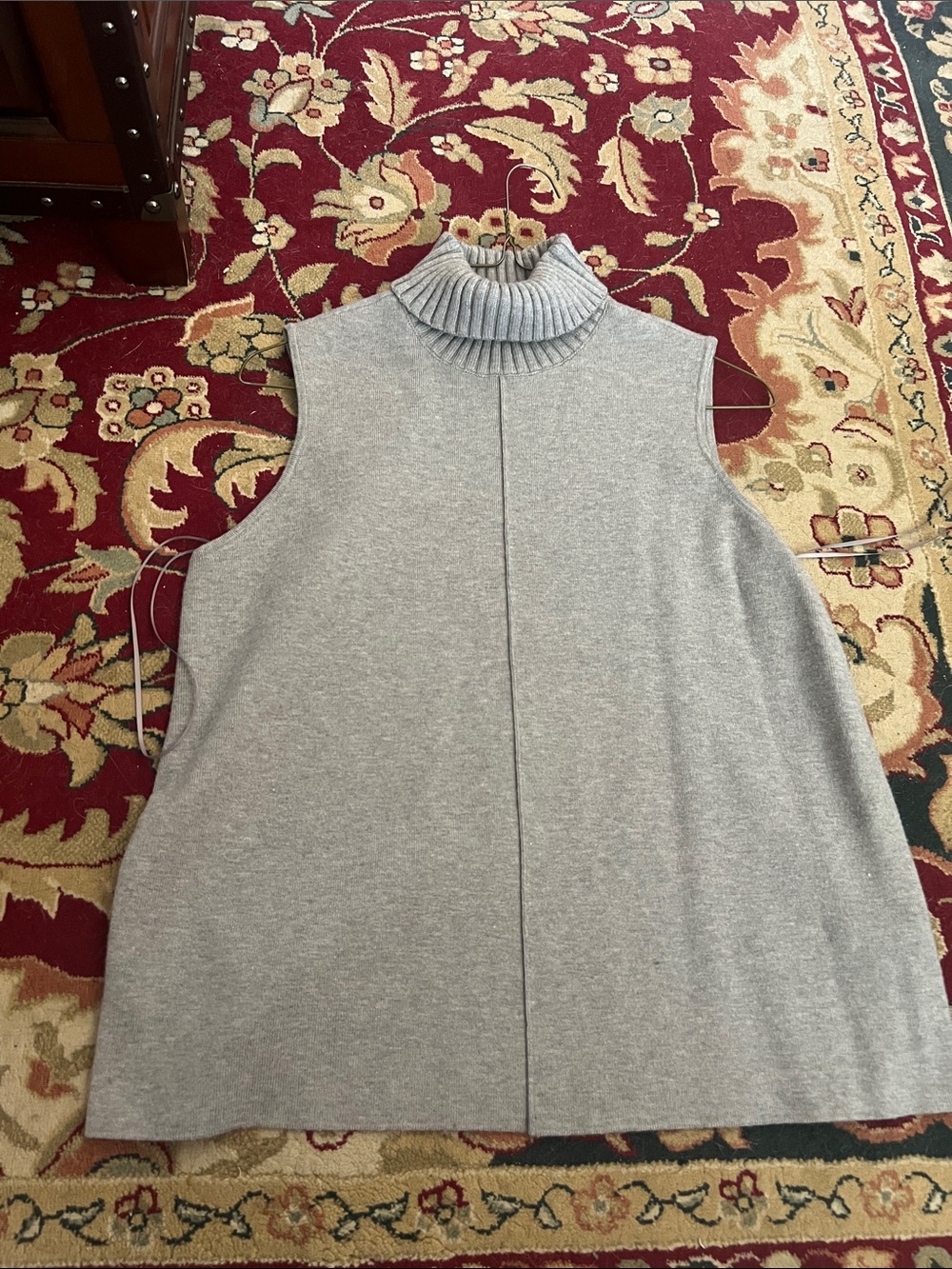 Sleeveless Rib-Turtleneck Knit Top in Light Gray